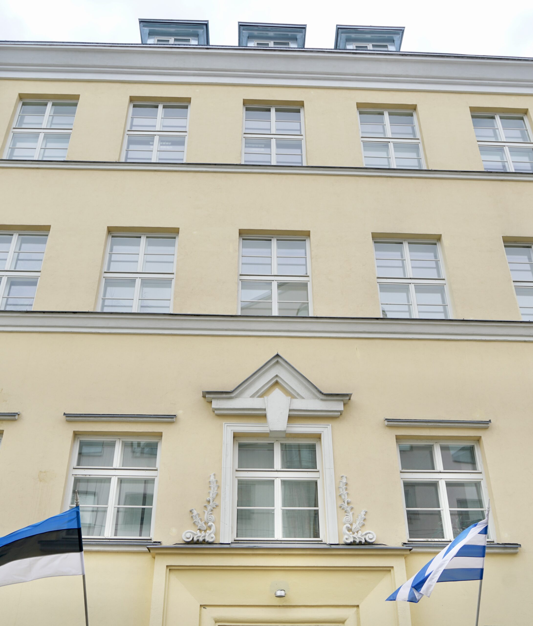Tallinna Juudi Kooli fassaad Karu tänaval Eesti ja Tallinna lipuga.